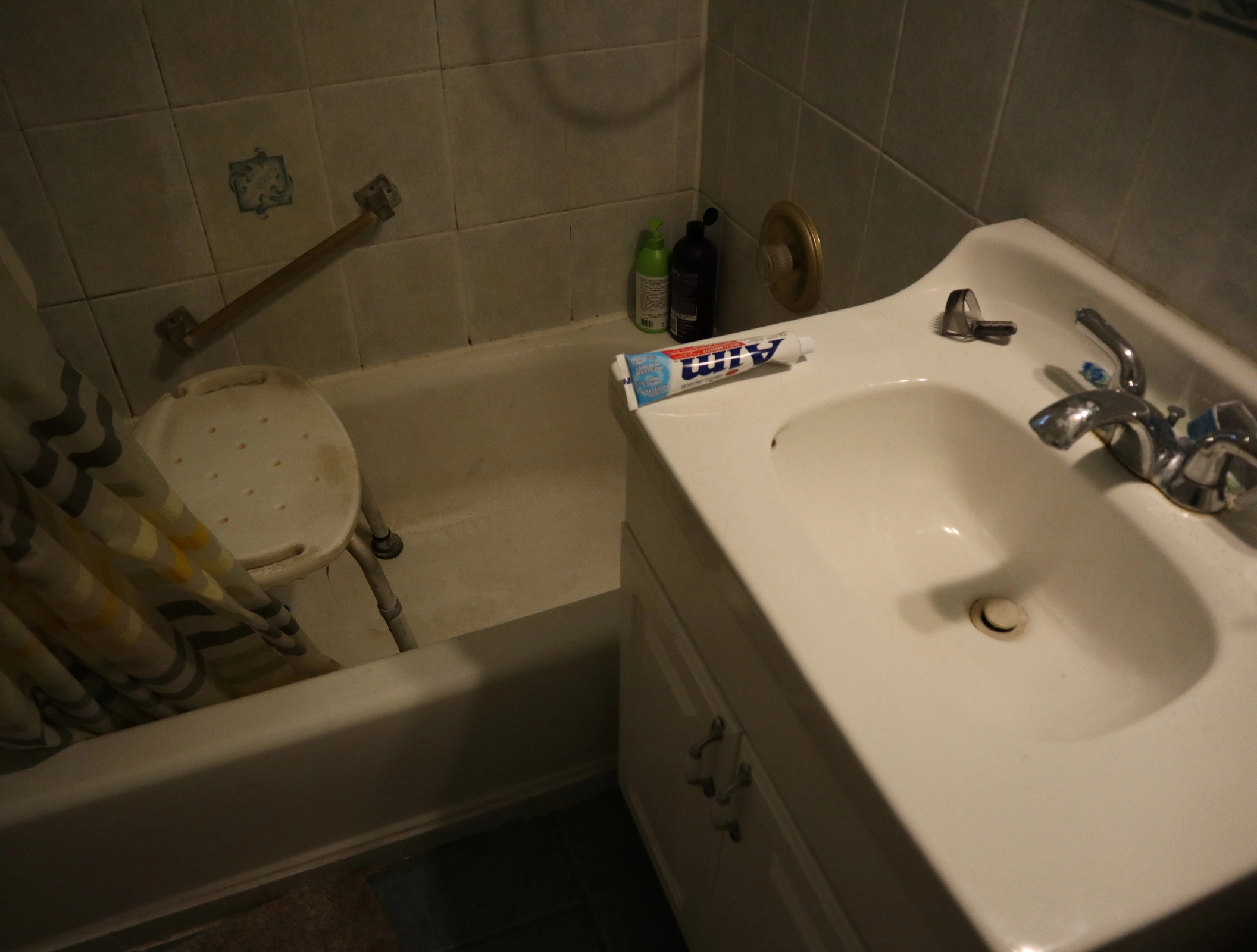 Before 850 Magnolia bathroom before